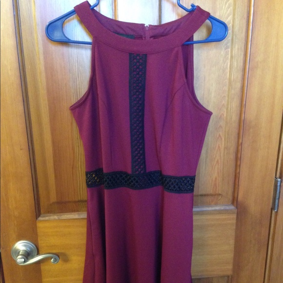 kohls Dresses & Skirts - Maroon and black dress with see through belt